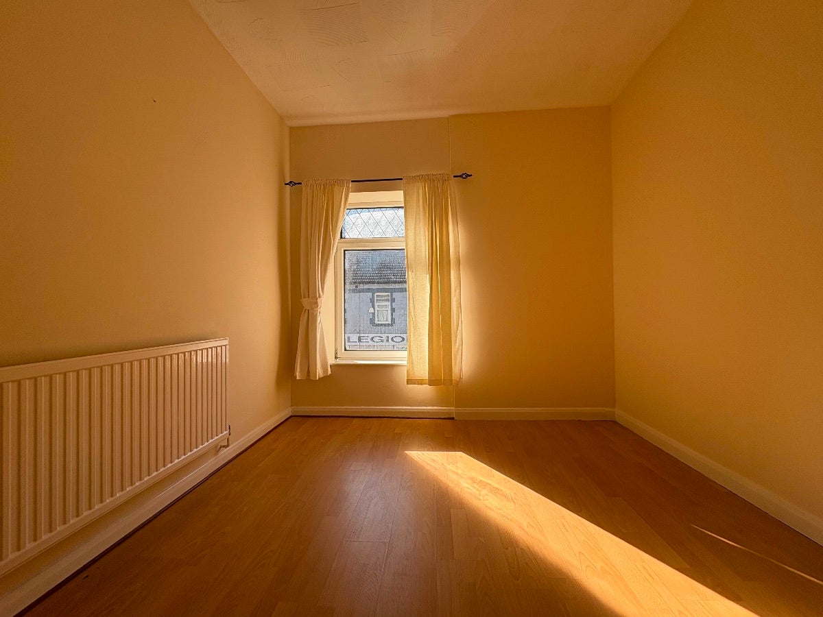 Flat Canning Street in Cwm