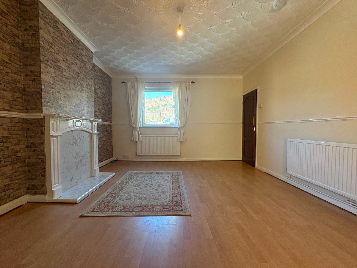 Flat Canning Street in Cwm