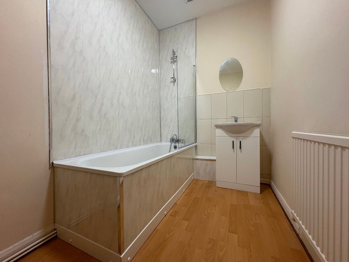 Flat Canning Street in Cwm