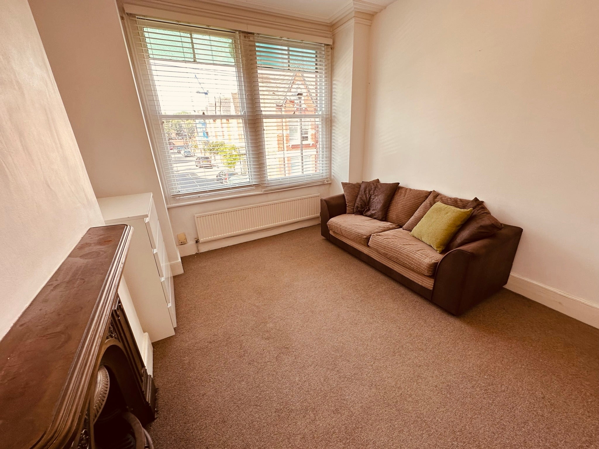 Flat Fairbridge Road in Greater London