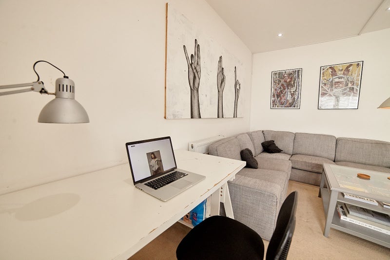 Room Seely Road in Greater London