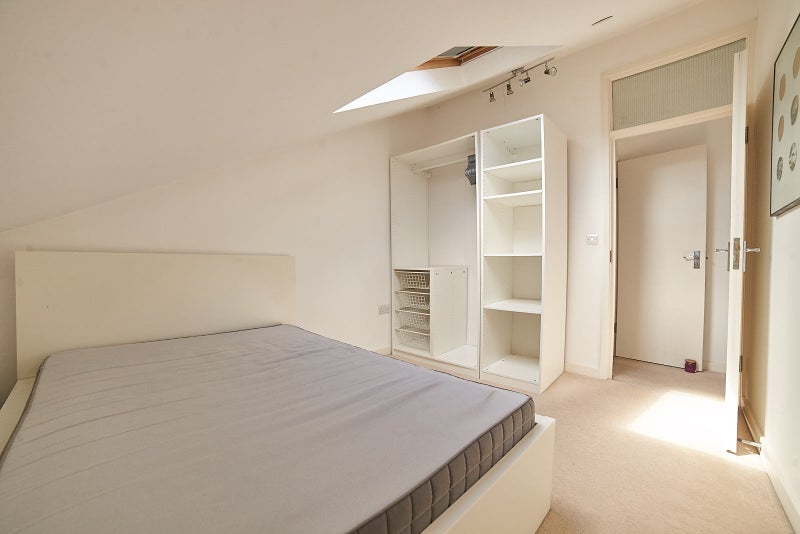 Room Seely Road in Greater London