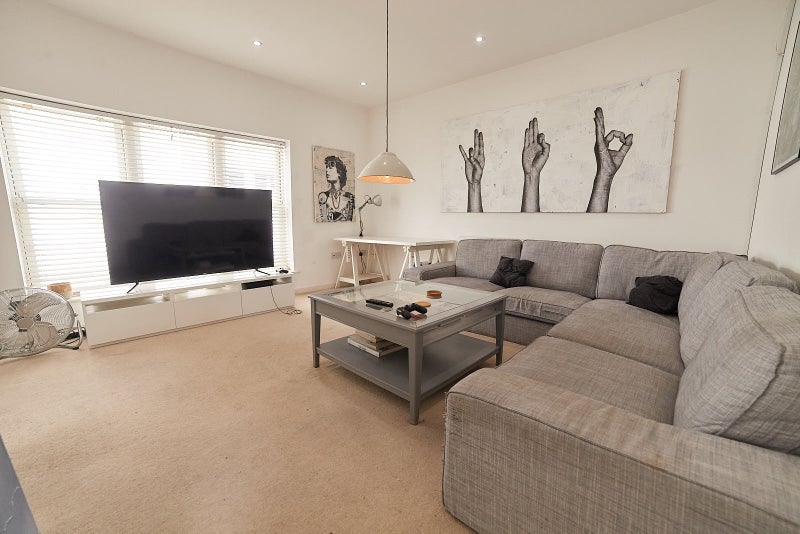Room Seely Road in Greater London