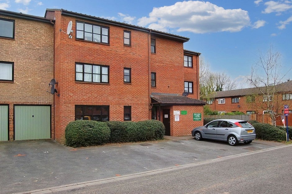 Flat Waterside in Greater London