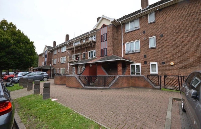 Room Martindale Avenue in Greater London