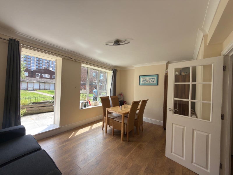 Room Martindale Avenue in Greater London