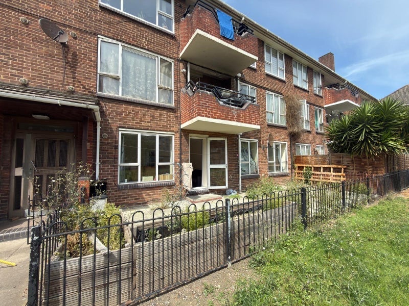 Room Martindale Avenue in Greater London