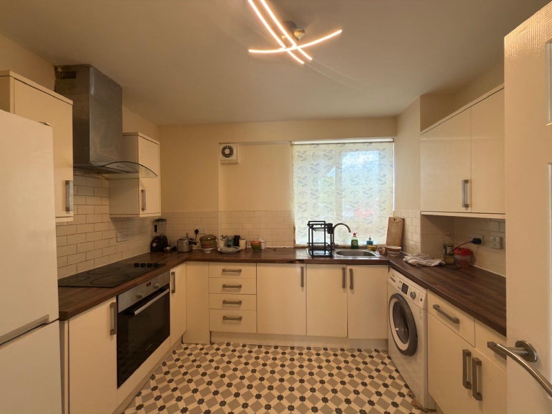 Room Martindale Avenue in Greater London