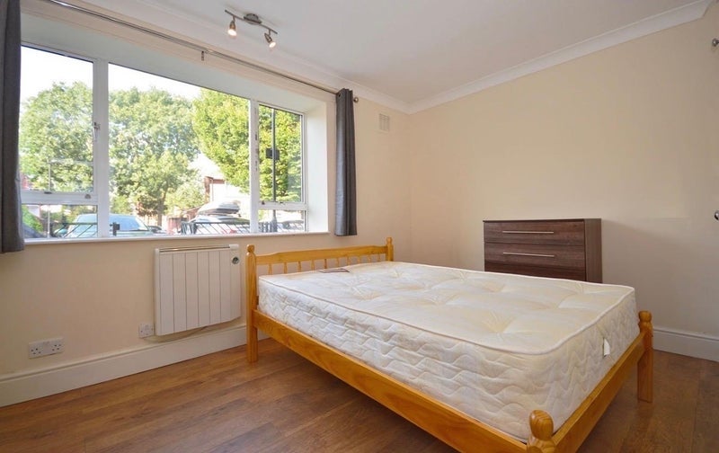 Room Martindale Avenue in Greater London