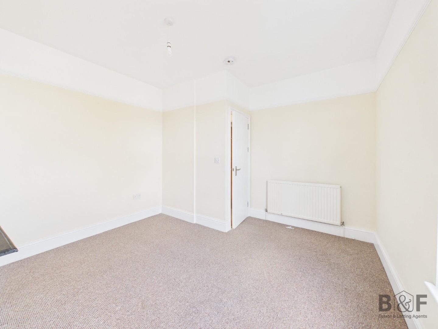 Flat Clarence Road in Kingswood