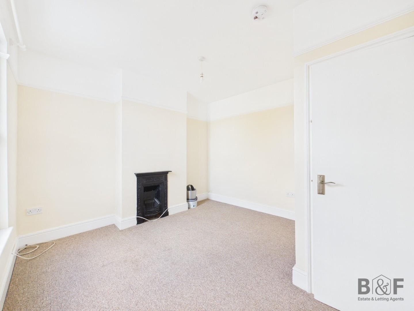 Flat Clarence Road in Kingswood