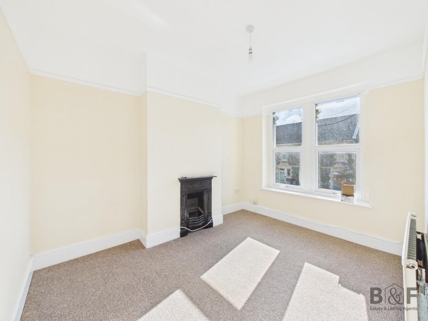 Flat Clarence Road in Kingswood