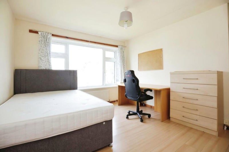 Room Broadhaven Close in Royal Leamington Spa