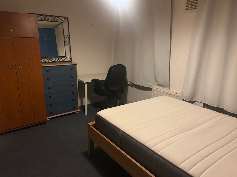 Room Exning Road in Greater London