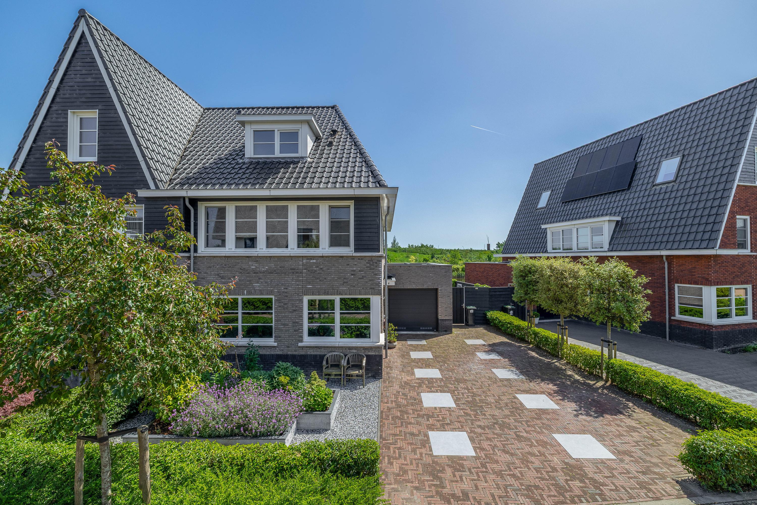 Twee-onder-één-kap te koop: Norbertijnenlaan 152, Alphen Aan Den Rijn