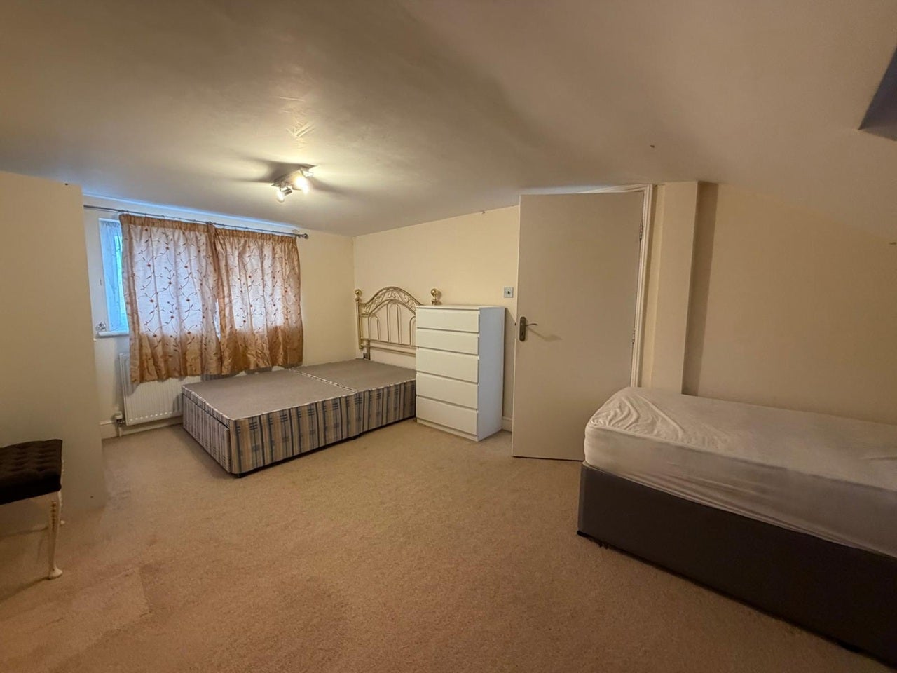 Flat Seymour Gardens in Greater London