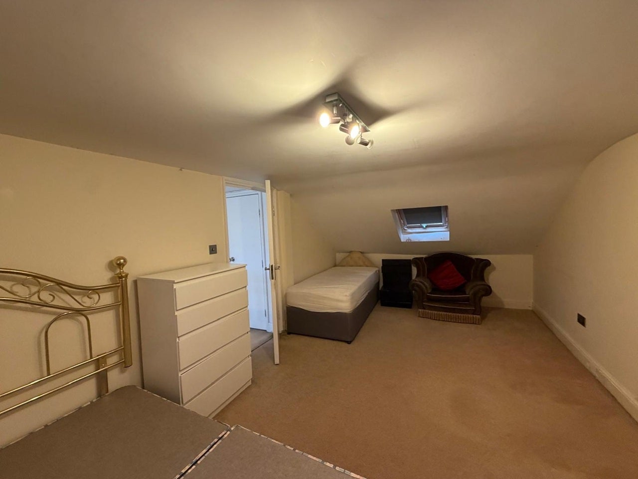 Flat Seymour Gardens in Greater London