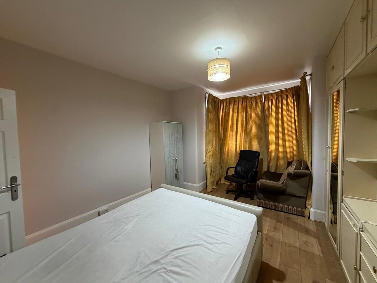 Flat Seymour Gardens in Greater London