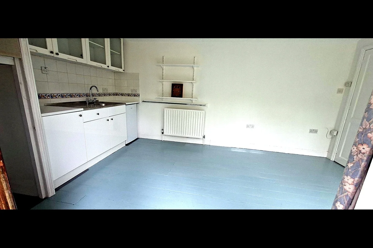 Flat Brockenhurst Gardens in Greater London