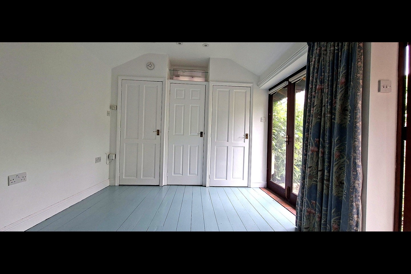 Flat Brockenhurst Gardens in Greater London