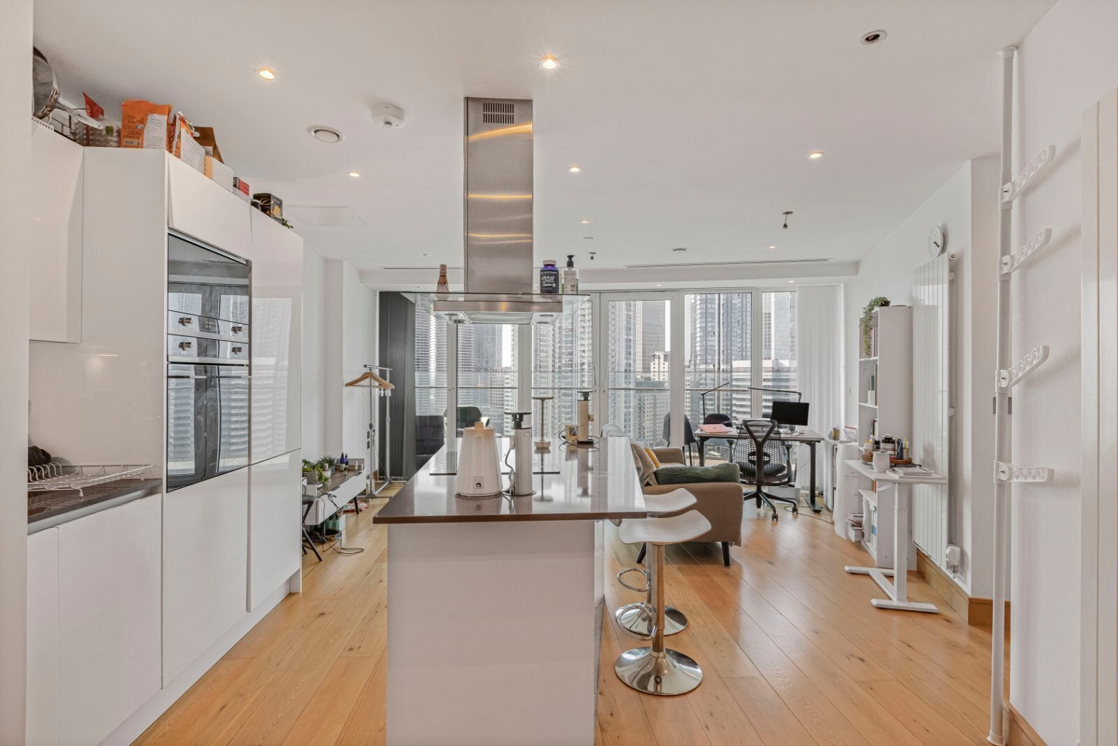 Flat Lincoln Plaza in Greater London