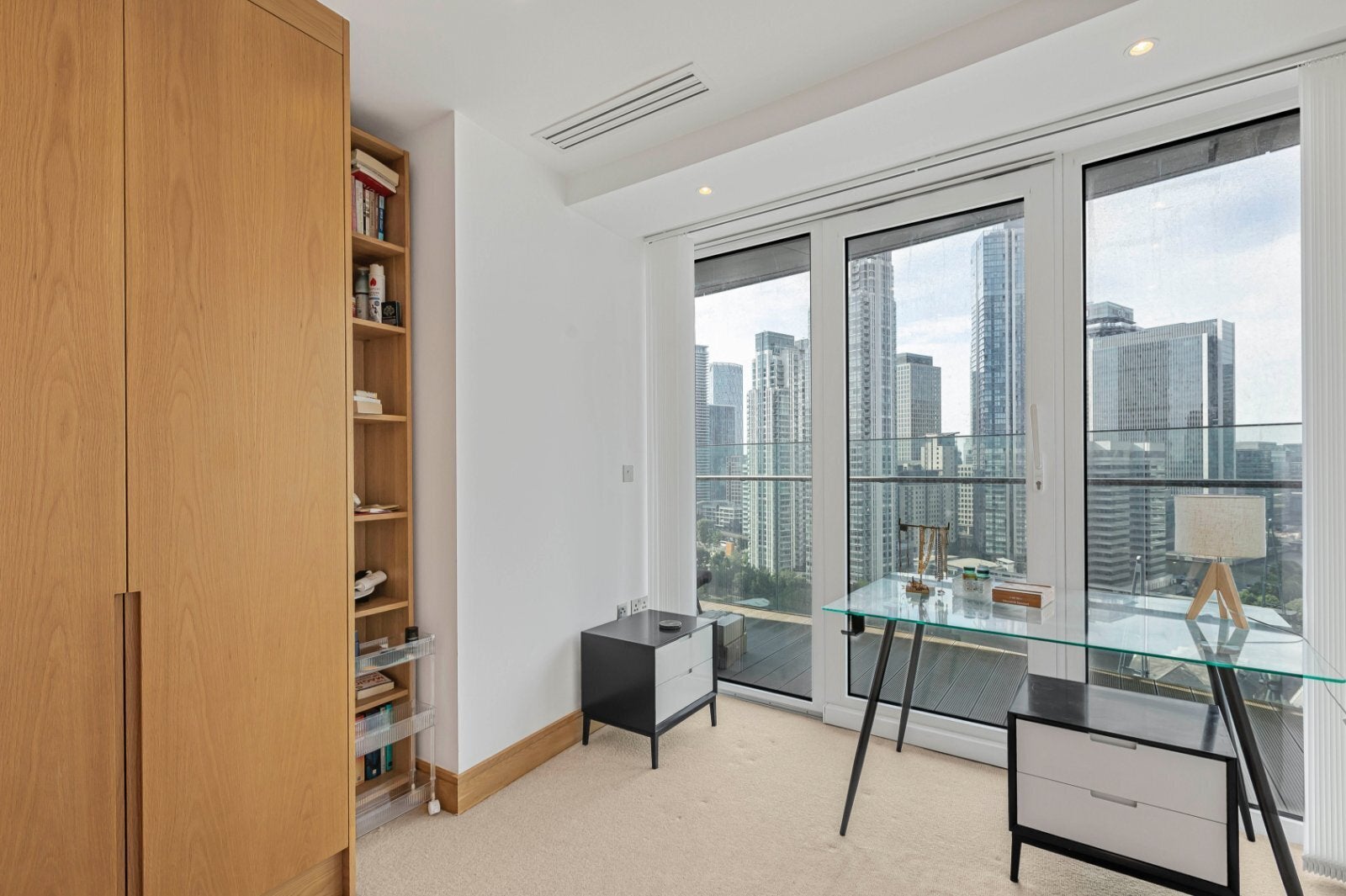 Flat Lincoln Plaza in Greater London