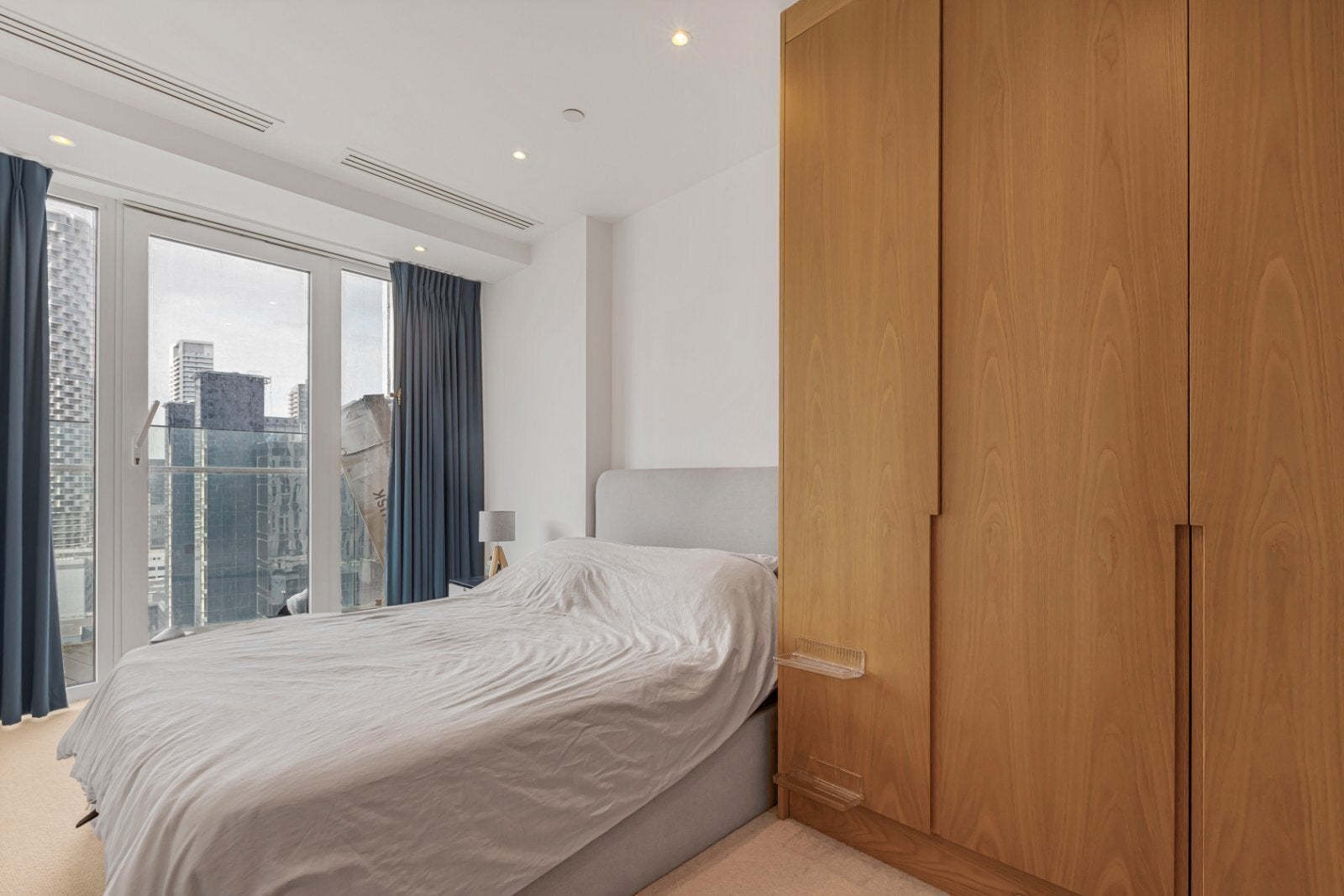 Flat Lincoln Plaza in Greater London