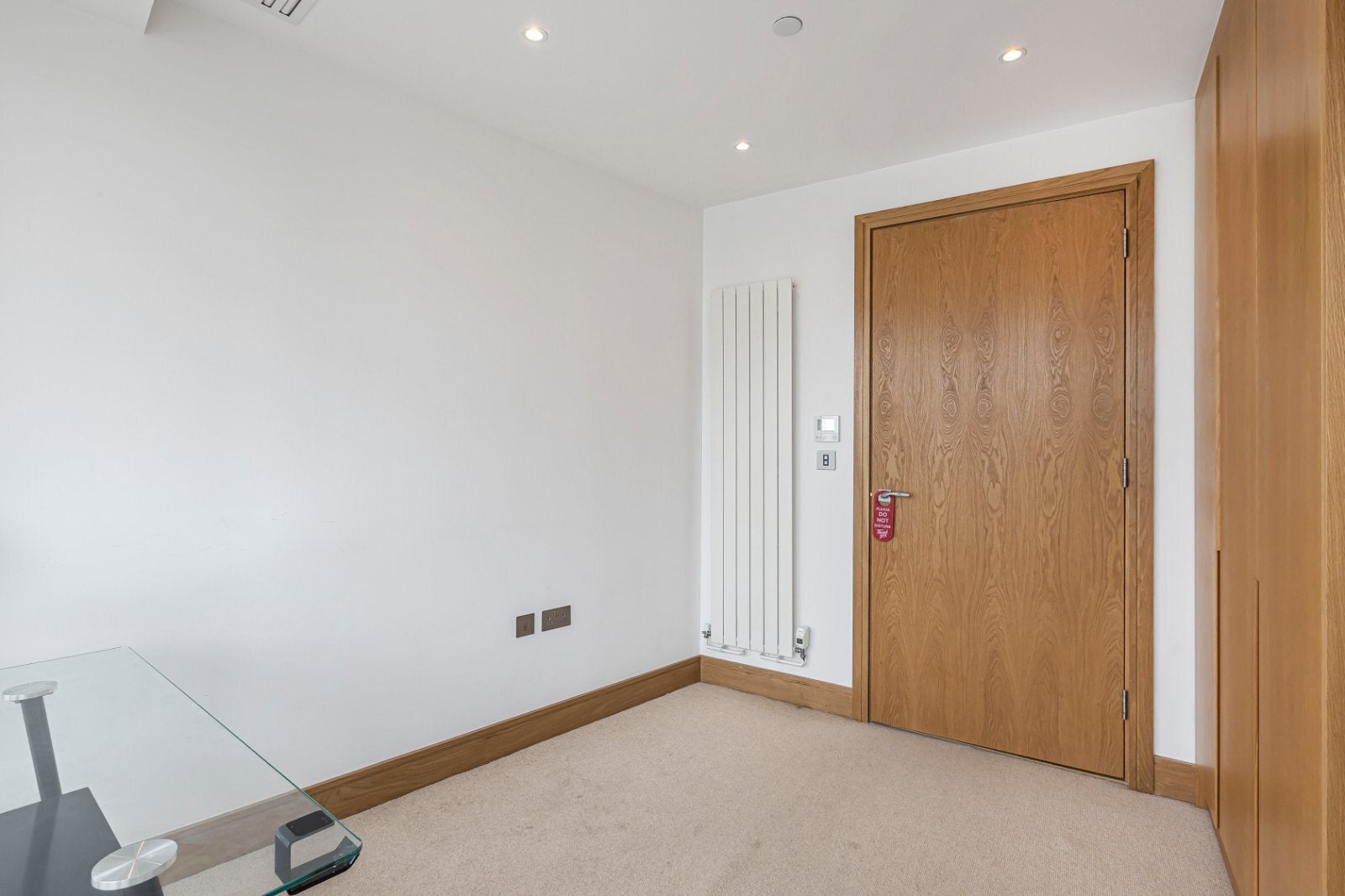 Flat Lincoln Plaza in Greater London