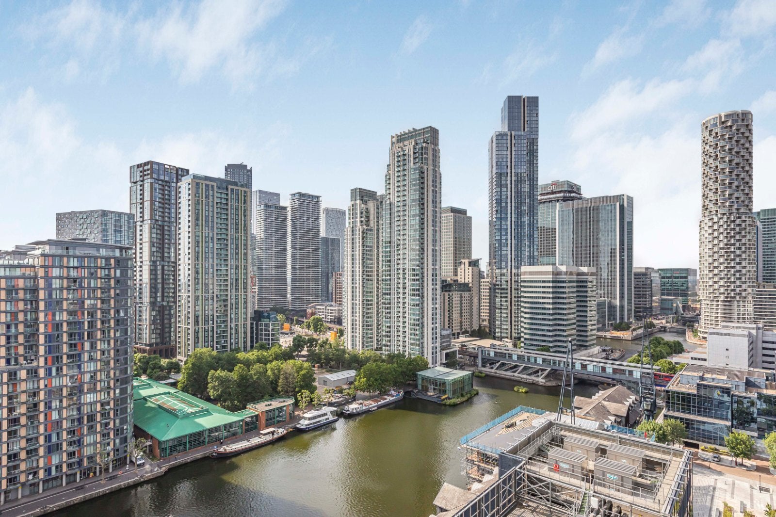 Flat Lincoln Plaza in Greater London