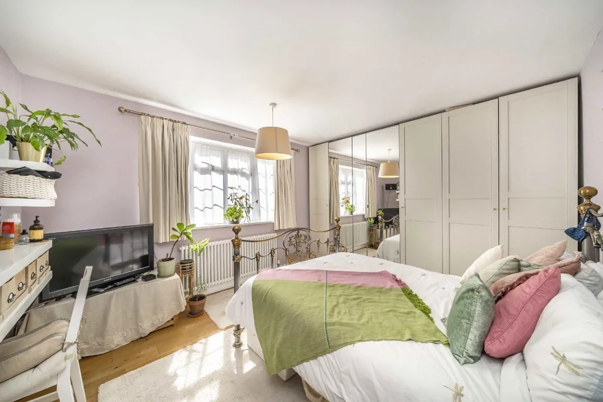 Flat Glyn Court in Greater London
