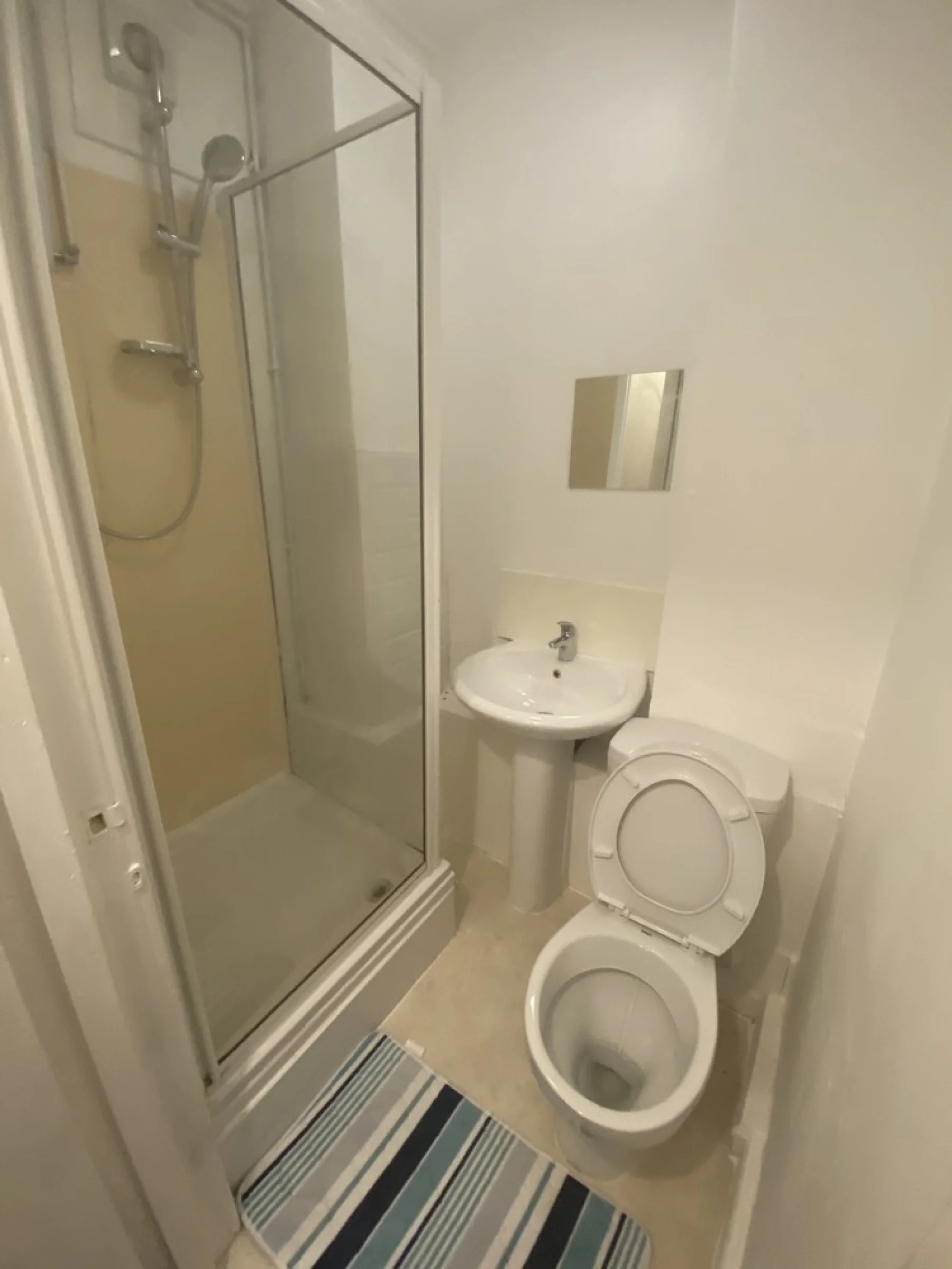 Room Blenheim Crescent in Leeds