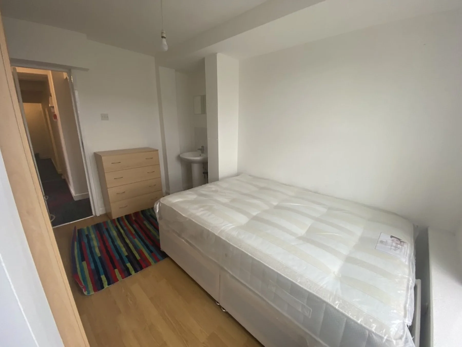 Room Blenheim Crescent in Leeds