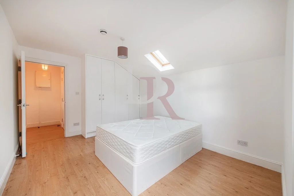 Flat Eaton Rise in Greater London