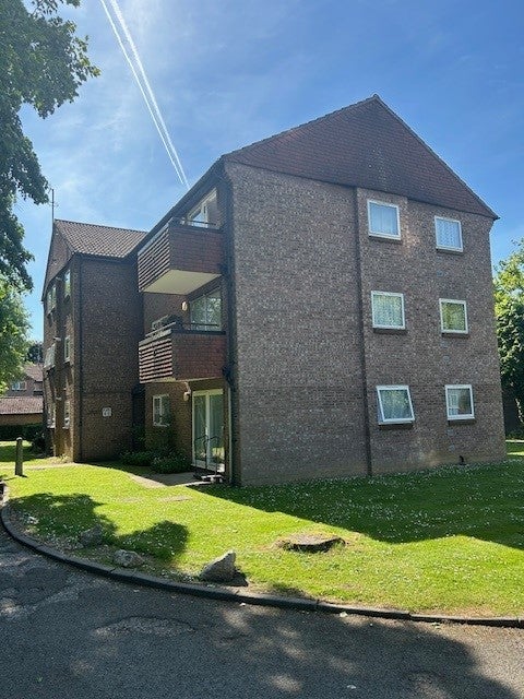 Flat Grandfield Avenue in Watford