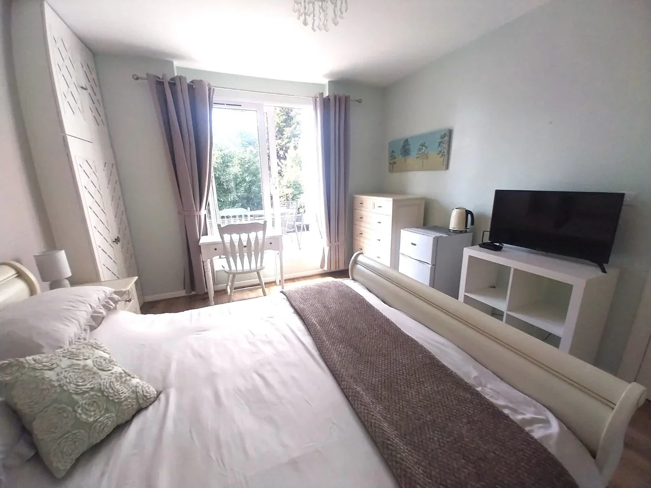 Room Kingston Bypass in Greater London