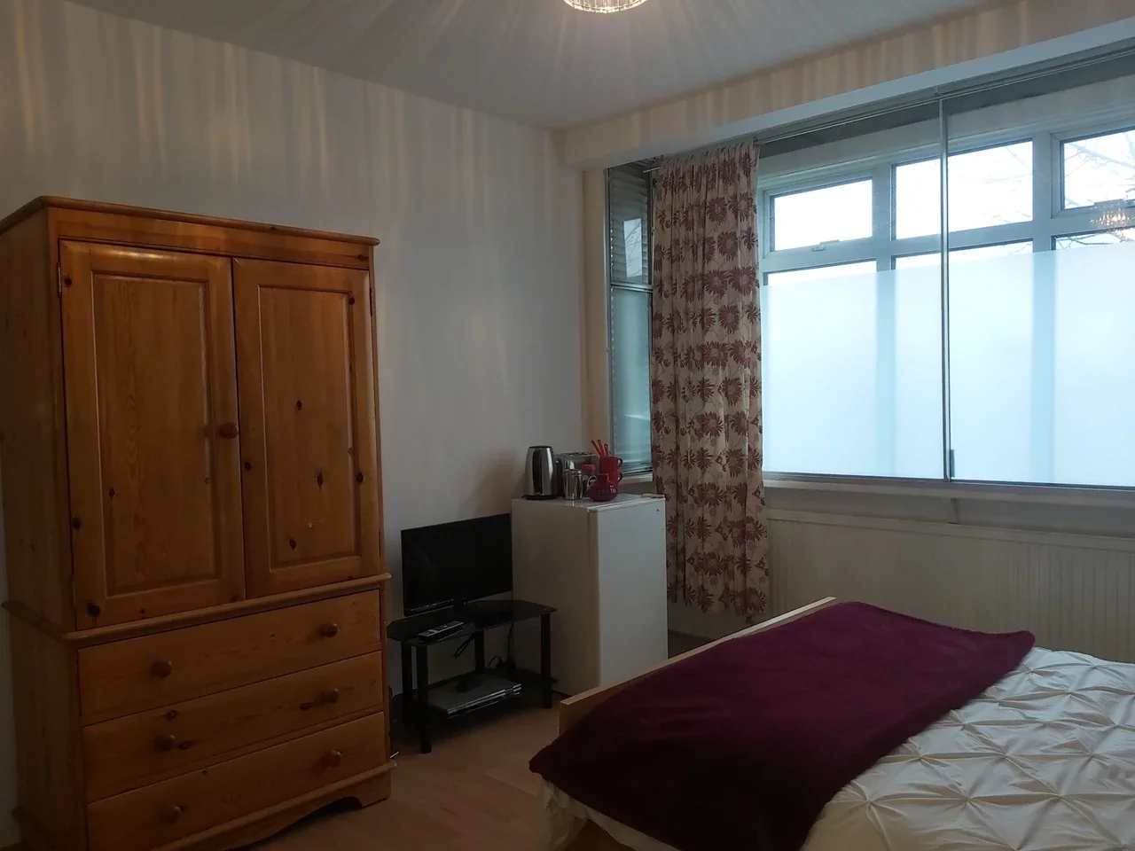 Room Kingston Bypass in Greater London