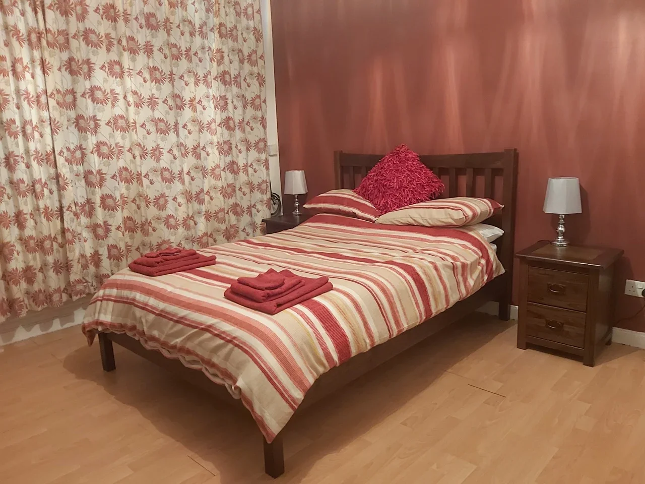Room Kingston Bypass in Greater London