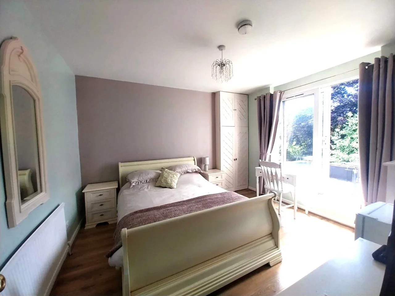 Room Kingston Bypass in Greater London