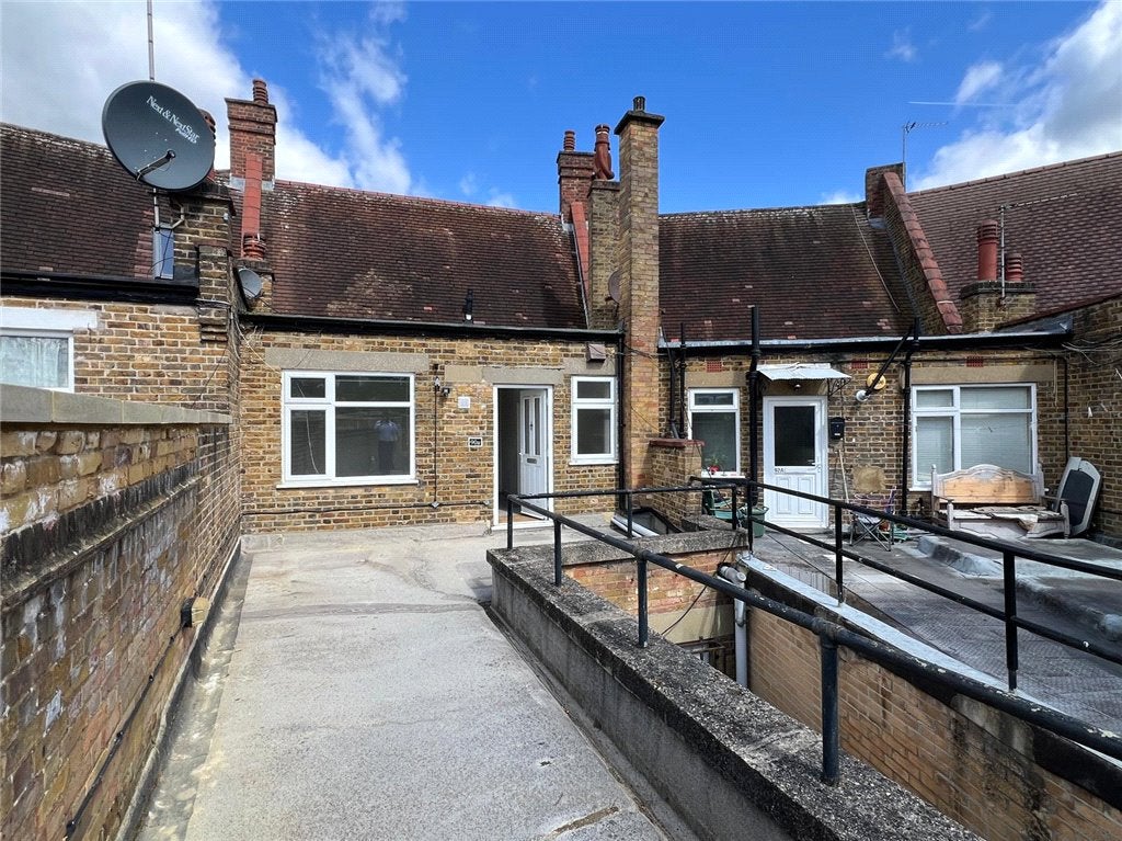Flat High Street in Greater London