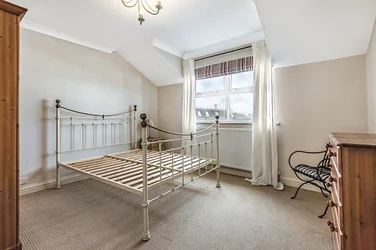 Flat Mina Road in Greater London