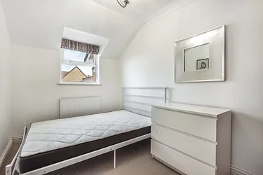 Flat Mina Road in Greater London