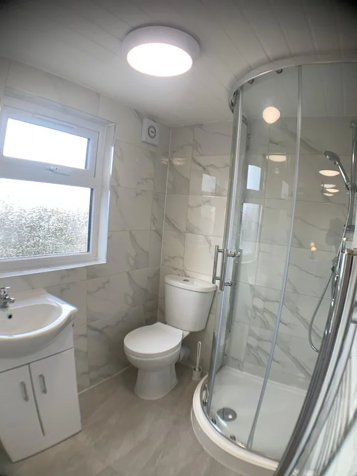 Room Manor Avenue in Greater London