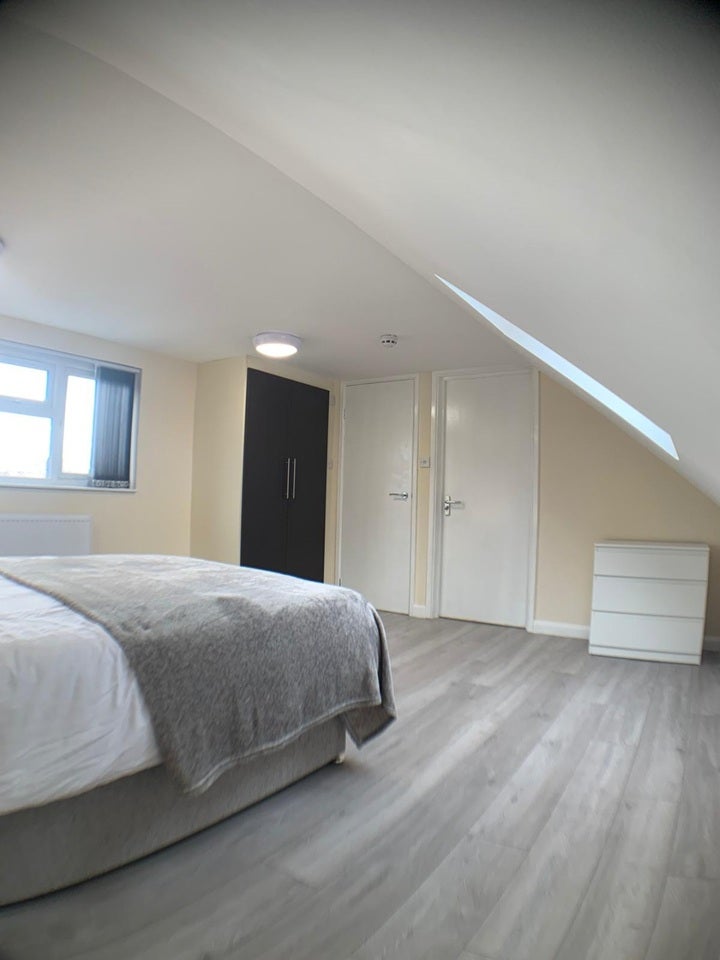 Room Manor Avenue in Greater London