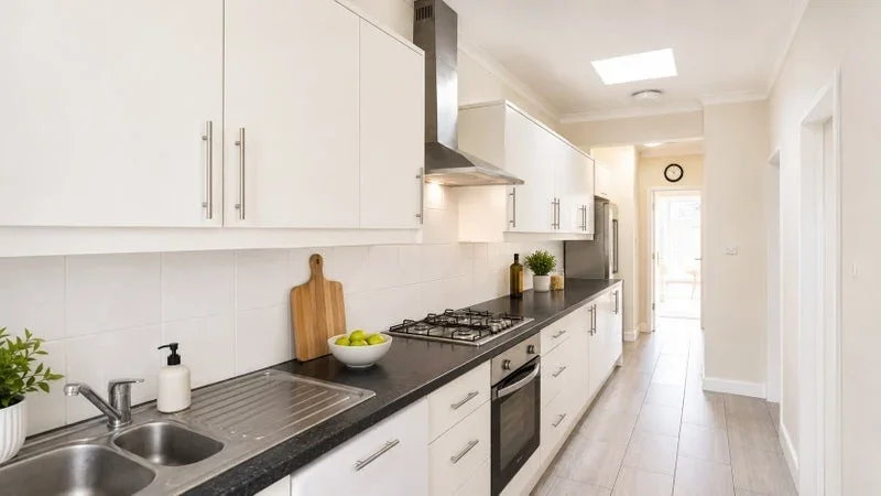 Room Manor Avenue in Greater London