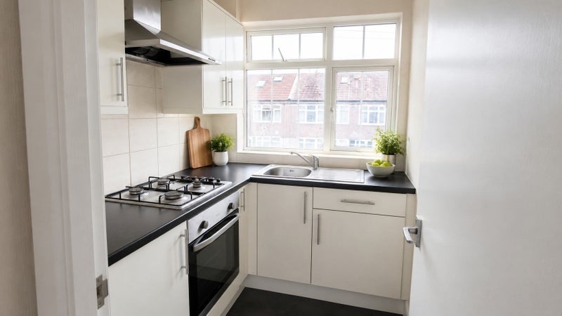 Room Manor Avenue in Greater London