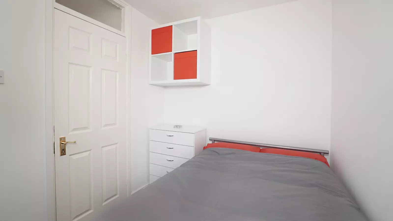 Flat Hind Grove in Greater London