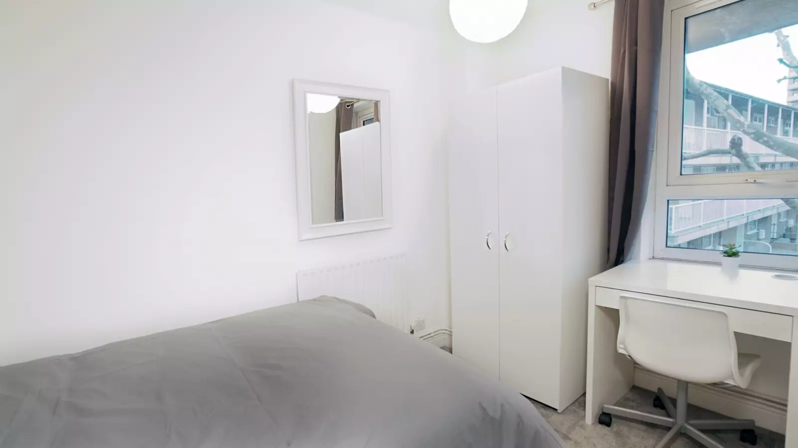 Flat Hind Grove in Greater London