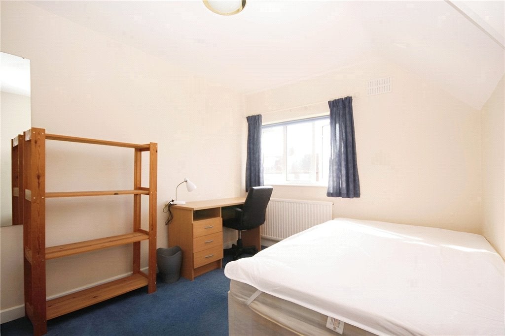Flat Broomfield in Guildford