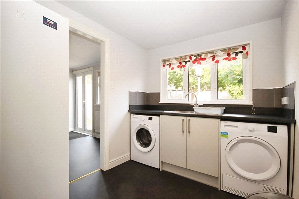 Flat Broomfield in Guildford