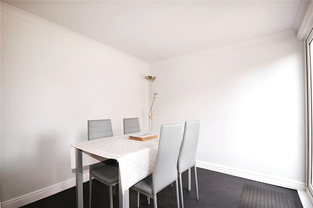 Flat Broomfield in Guildford